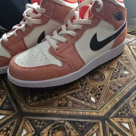 AIR JORDAN 1 MID SE Orange Suede Size 6y