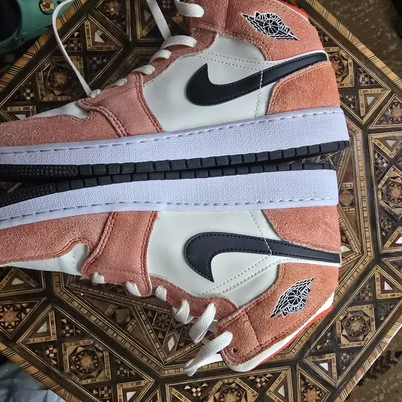 AIR JORDAN 1 MID SE Orange Suede Size 6y