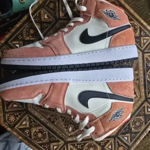 AIR JORDAN 1 MID SE Orange Suede Size 6y
