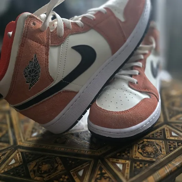 AIR JORDAN 1 MID SE Orange Suede Size 6y