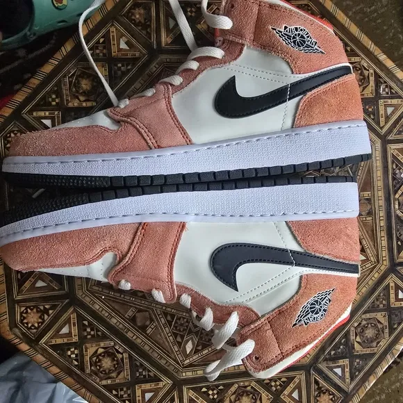 AIR JORDAN 1 MID SE Orange Suede Size 6y