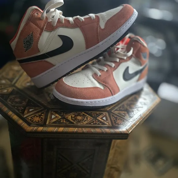 AIR JORDAN 1 MID SE Orange Suede Size 6y