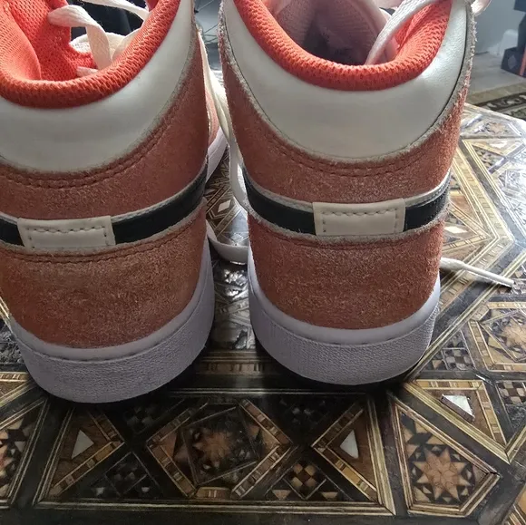 AIR JORDAN 1 MID SE Orange Suede Size 6y