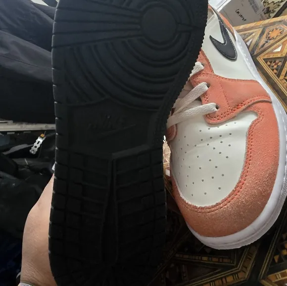 AIR JORDAN 1 MID SE Orange Suede Size 6y