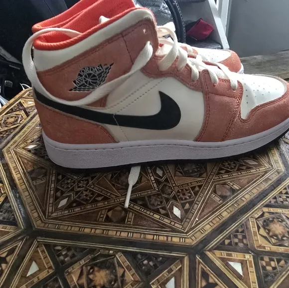 AIR JORDAN 1 MID SE Orange Suede Size 6y
