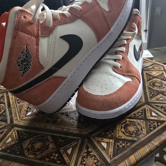 AIR JORDAN 1 MID SE Orange Suede Size 6y