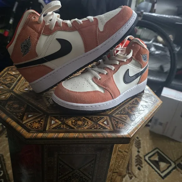 AIR JORDAN 1 MID SE Orange Suede Size 6y
