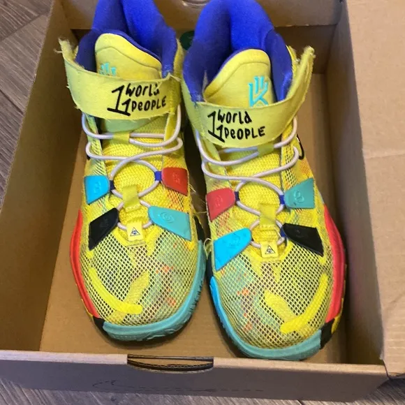 Boys kyrie 1 world 1 people sneakers