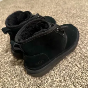 Boys ugg short boots black sz. 4