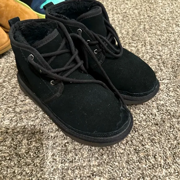 Boys ugg short boots black sz. 4