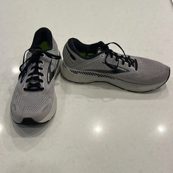 Brooks men’s sneakers size 11, adrenaline GTS 22 nice shape Dr Scholls insole.