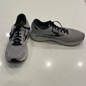 Brooks men’s sneakers size 11, adrenaline GTS 22 nice shape Dr Scholls insole.