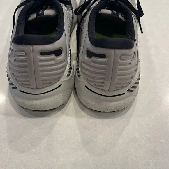 Brooks men’s sneakers size 11, adrenaline GTS 22 nice shape Dr Scholls insole.