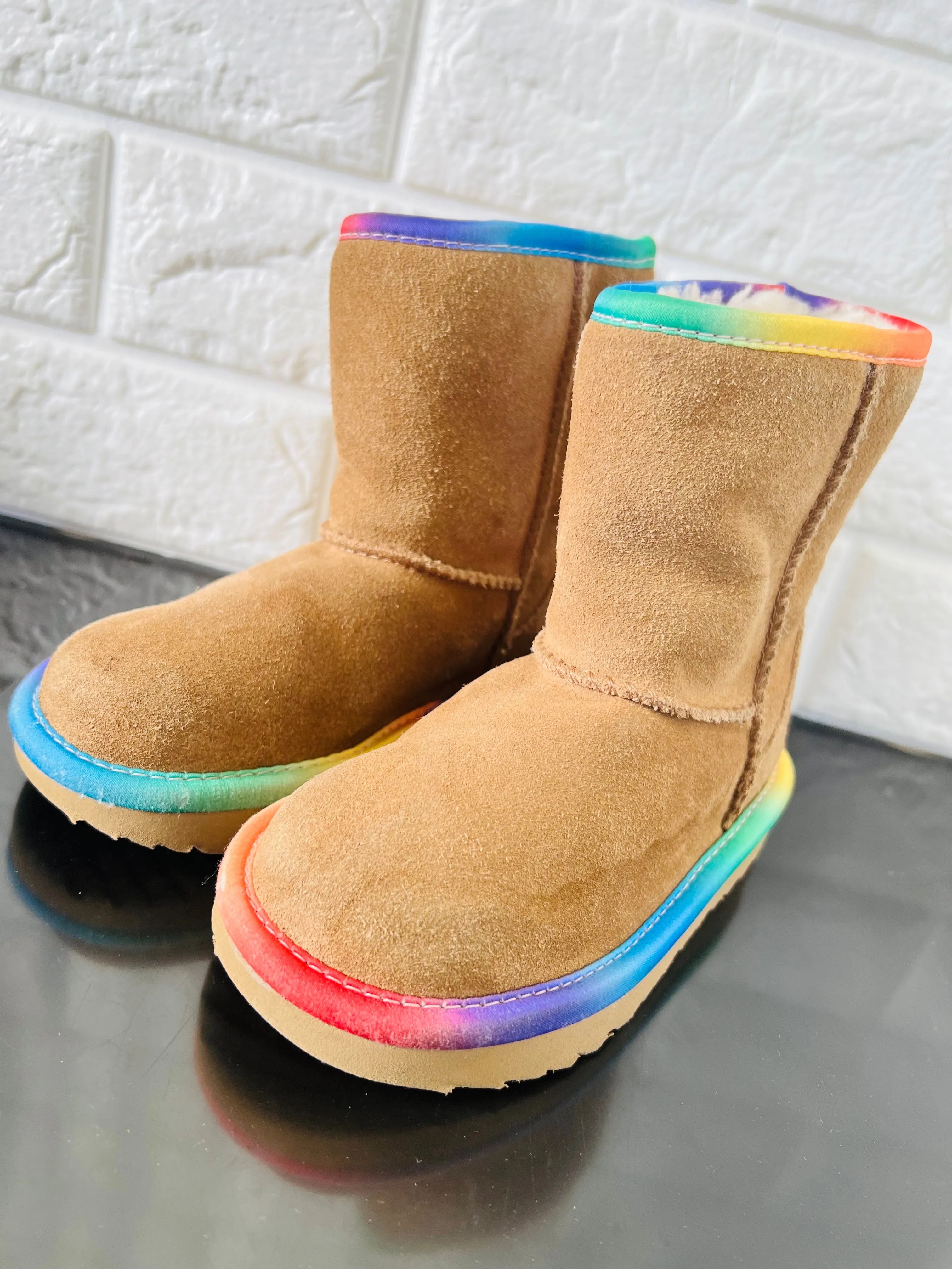 Item shows Light Use! View all photos! UGG Little Kid's Toddler Classic Short Rainbow Boots in Chestnut, Sz 9! Retails $160 