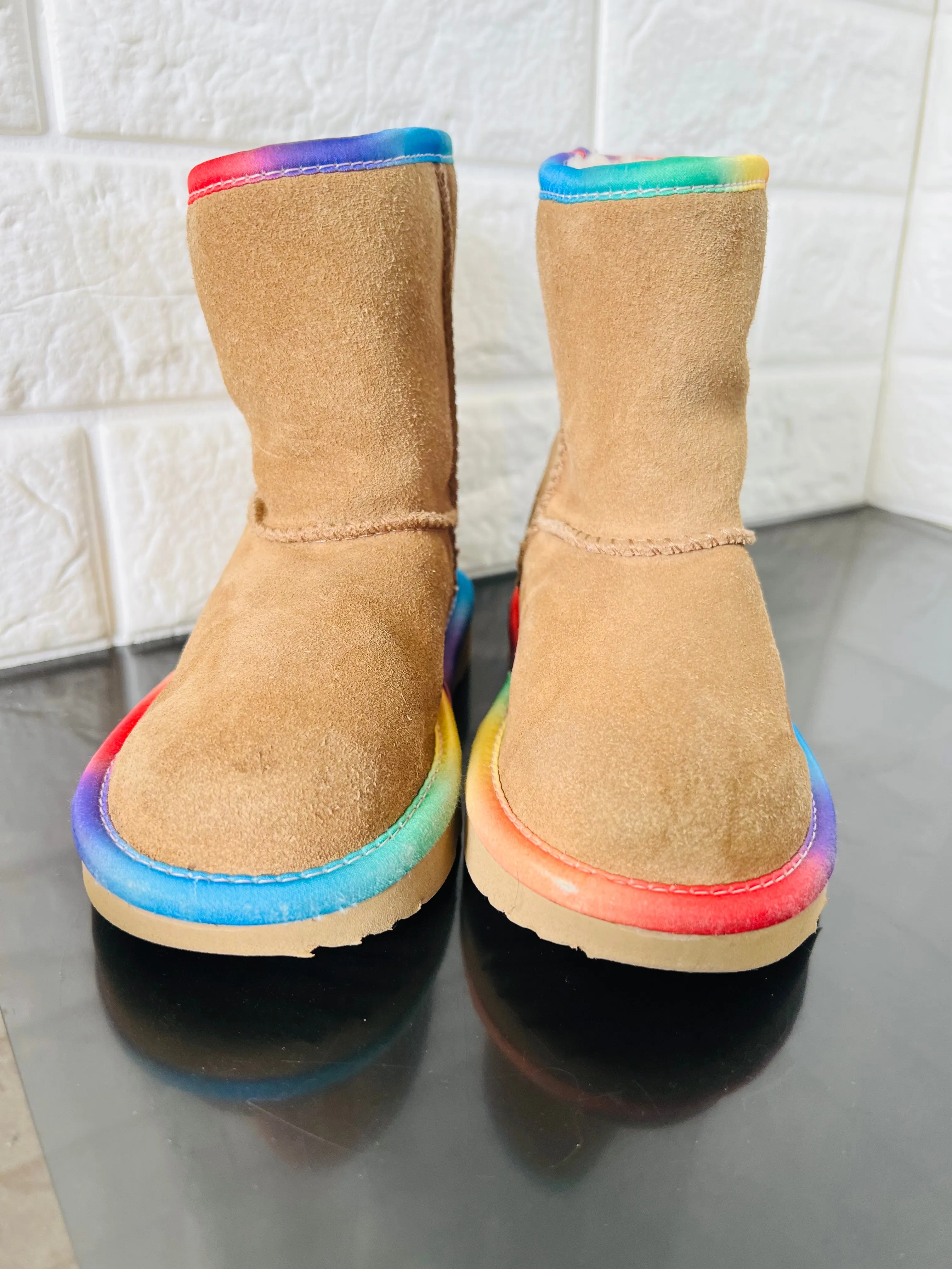 Item shows Light Use! View all photos! UGG Little Kid's Toddler Classic Short Rainbow Boots in Chestnut, Sz 9! Retails $160 