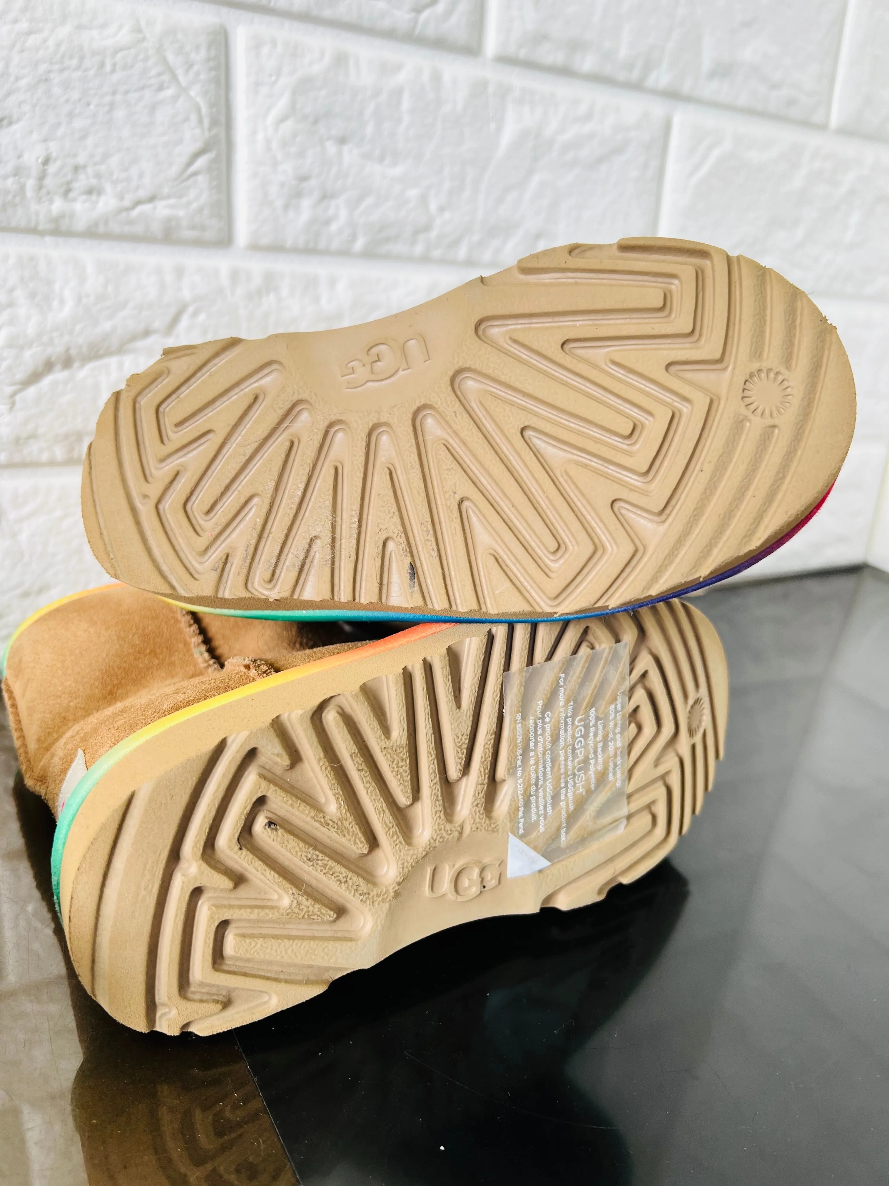 Item shows Light Use! View all photos! UGG Little Kid's Toddler Classic Short Rainbow Boots in Chestnut, Sz 9! Retails $160 