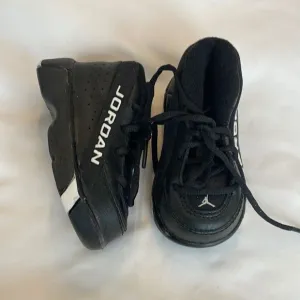 JORDAN BABY JUMPMAN TEAM SHOWCASE SNEAKERS.   BLACK AND WHITE ARE COLORS.