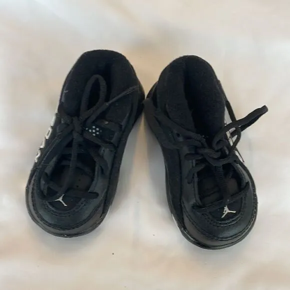 JORDAN BABY JUMPMAN TEAM SHOWCASE SNEAKERS.   BLACK AND WHITE ARE COLORS.