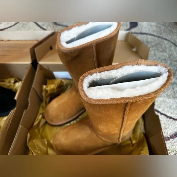 Koolaburra by Ugg boots for kids. Size 13. Brand new in Box.
