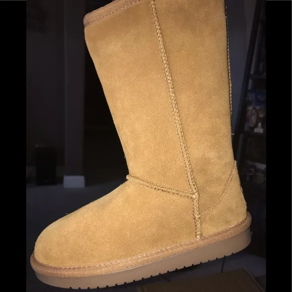 Koolaburra by Ugg boots for kids. Size 13. Brand new in Box.