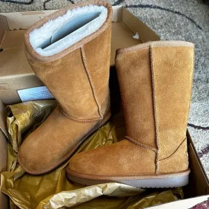 Koolaburra by Ugg boots for kids. Size 13. Brand new in Box.
