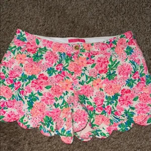 Lilly Pulitzer Floral Pink and Green Women's Shorts Strechy Comfortable
