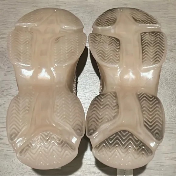 New authentic Steve Madden girls signature sneakers sz 2 display