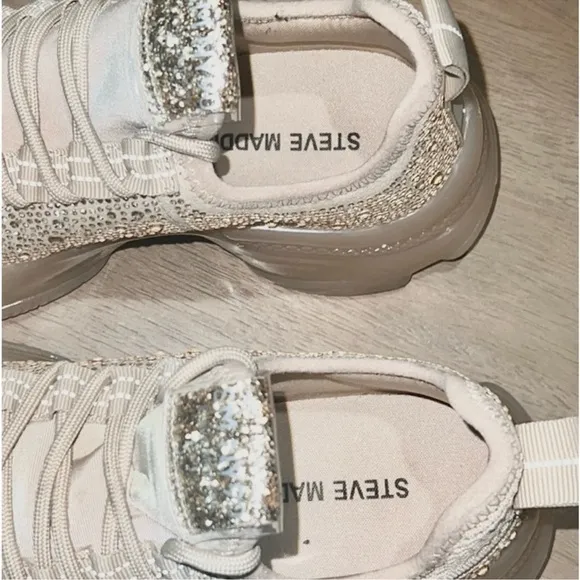 New authentic Steve Madden girls signature sneakers sz 2 display