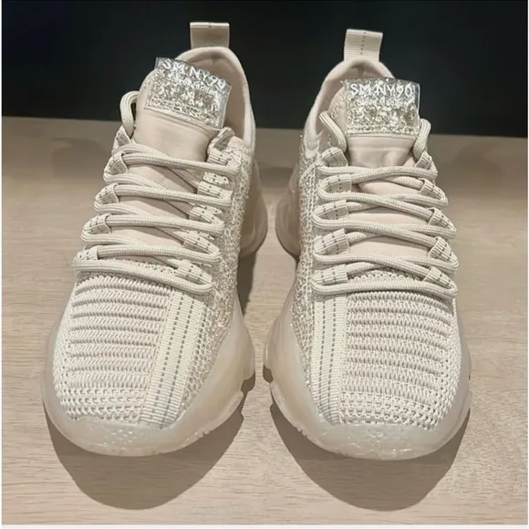 New authentic Steve Madden girls signature sneakers sz 2 display