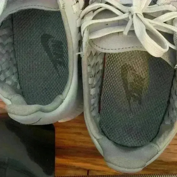 Nike Women Light Grey Low-Tops &amp; Sneakers Textile Fibers, Women’s size 8.5