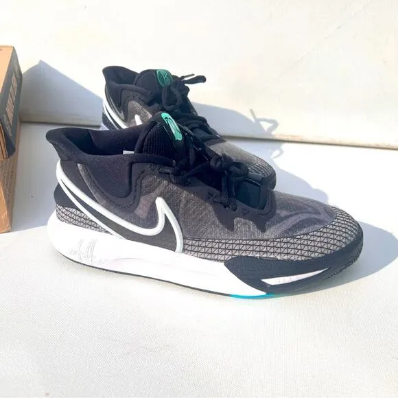 NWT NIKE Kyrie Irving sneakers youth 6Y 39
