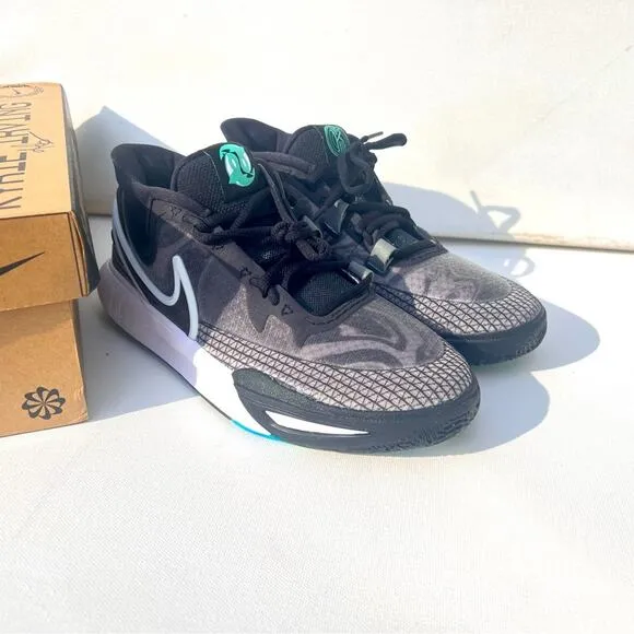 NWT NIKE Kyrie Irving sneakers youth 6Y 39