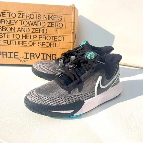 NWT NIKE Kyrie Irving sneakers youth 6Y 39
