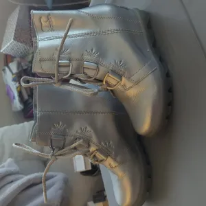 Sorel x Disney Frozen Joan of Arctic wedge boots size 2 girls