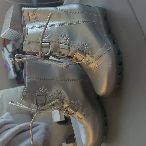 Sorel x Disney Frozen Joan of Arctic wedge boots size 2 girls