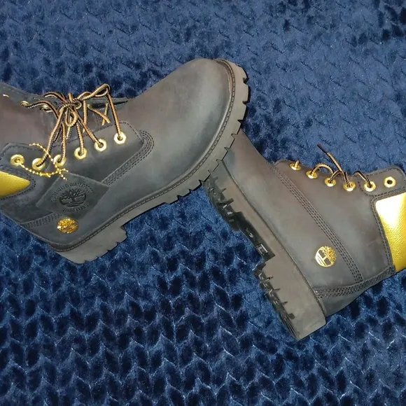 Timberland boots.. kids 2 youth. Black/gold.. like new!!