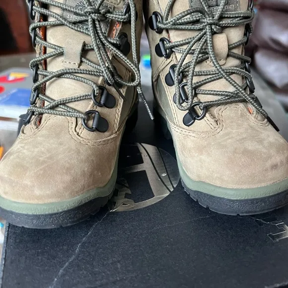 Toddlers timberland size 9 in excellent condition only worn once.