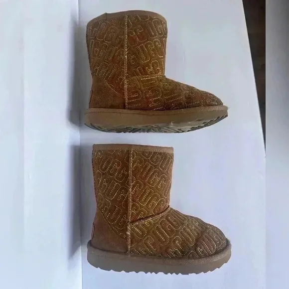 Ugg Girls Graphic Stitch Classic II Short Boots Suede Fur Chestnut size 12