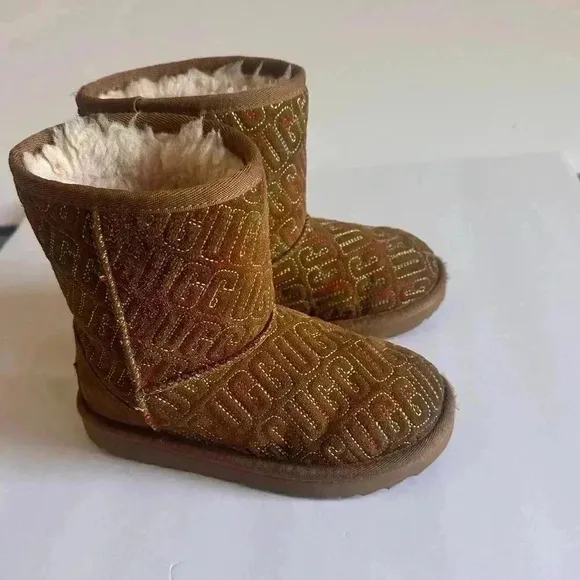 Ugg Girls Graphic Stitch Classic II Short Boots Suede Fur Chestnut size 12