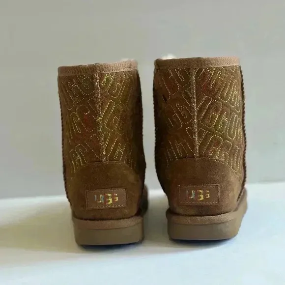 Ugg Girls Graphic Stitch Classic II Short Boots Suede Fur Chestnut size 12