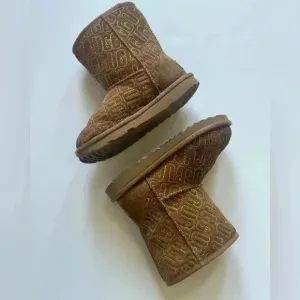 Ugg Girls Graphic Stitch Classic II Short Boots Suede Fur Chestnut size 12
