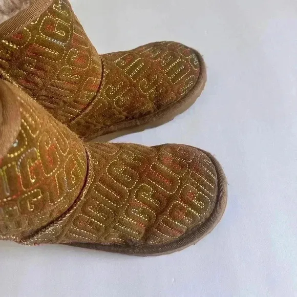 Ugg Girls Graphic Stitch Classic II Short Boots Suede Fur Chestnut size 12