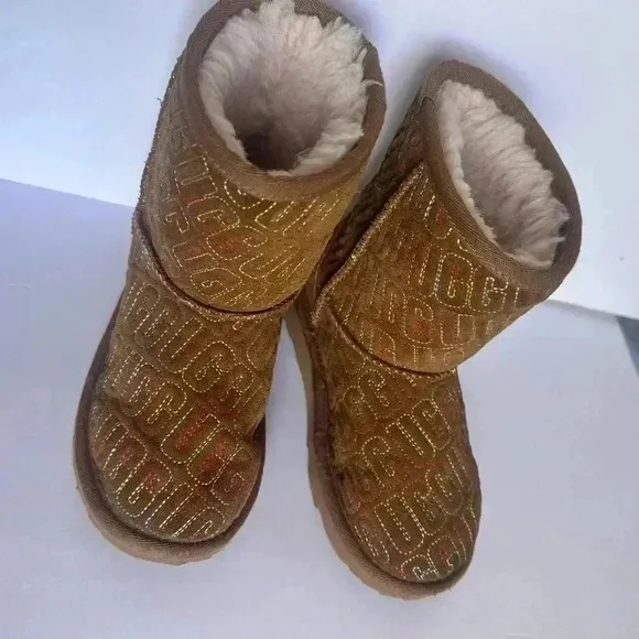 Ugg Girls Graphic Stitch Classic II Short Boots Suede Fur Chestnut size 12