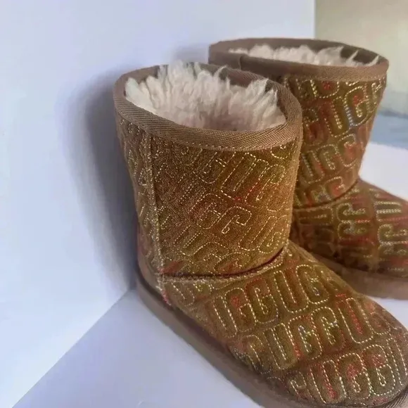 Ugg Girls Graphic Stitch Classic II Short Boots Suede Fur Chestnut size 12