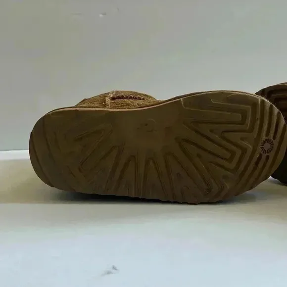 Ugg Girls Graphic Stitch Classic II Short Boots Suede Fur Chestnut size 12