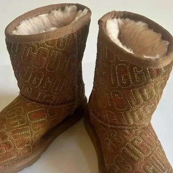 Ugg Girls Graphic Stitch Classic II Short Boots Suede Fur Chestnut size 12