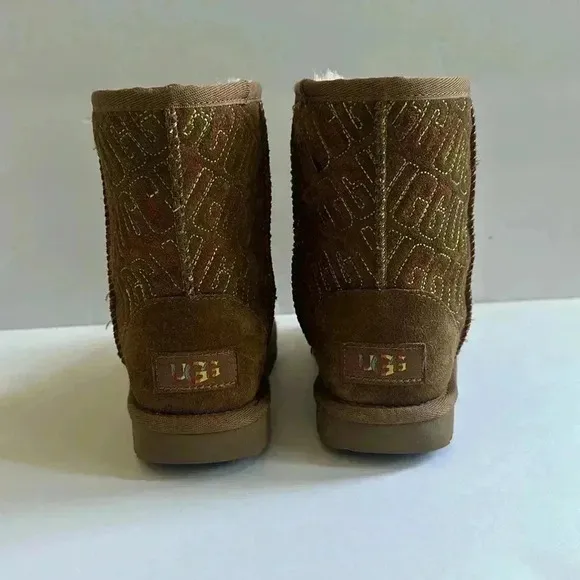 Ugg Girls Graphic Stitch Classic II Short Boots Suede Fur Chestnut size 12