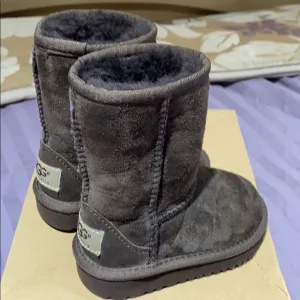 UGG LITTLE KIDS SIZE 7 BNIB
