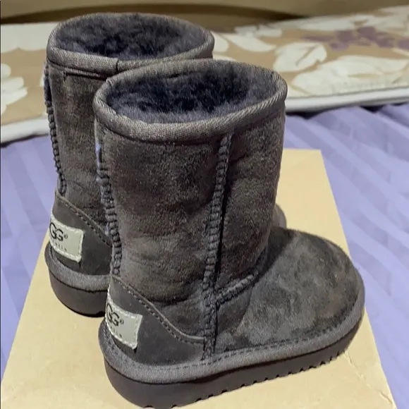 UGG LITTLE KIDS SIZE 7 BNIB