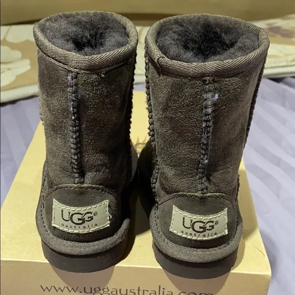 UGG LITTLE KIDS SIZE 7 BNIB